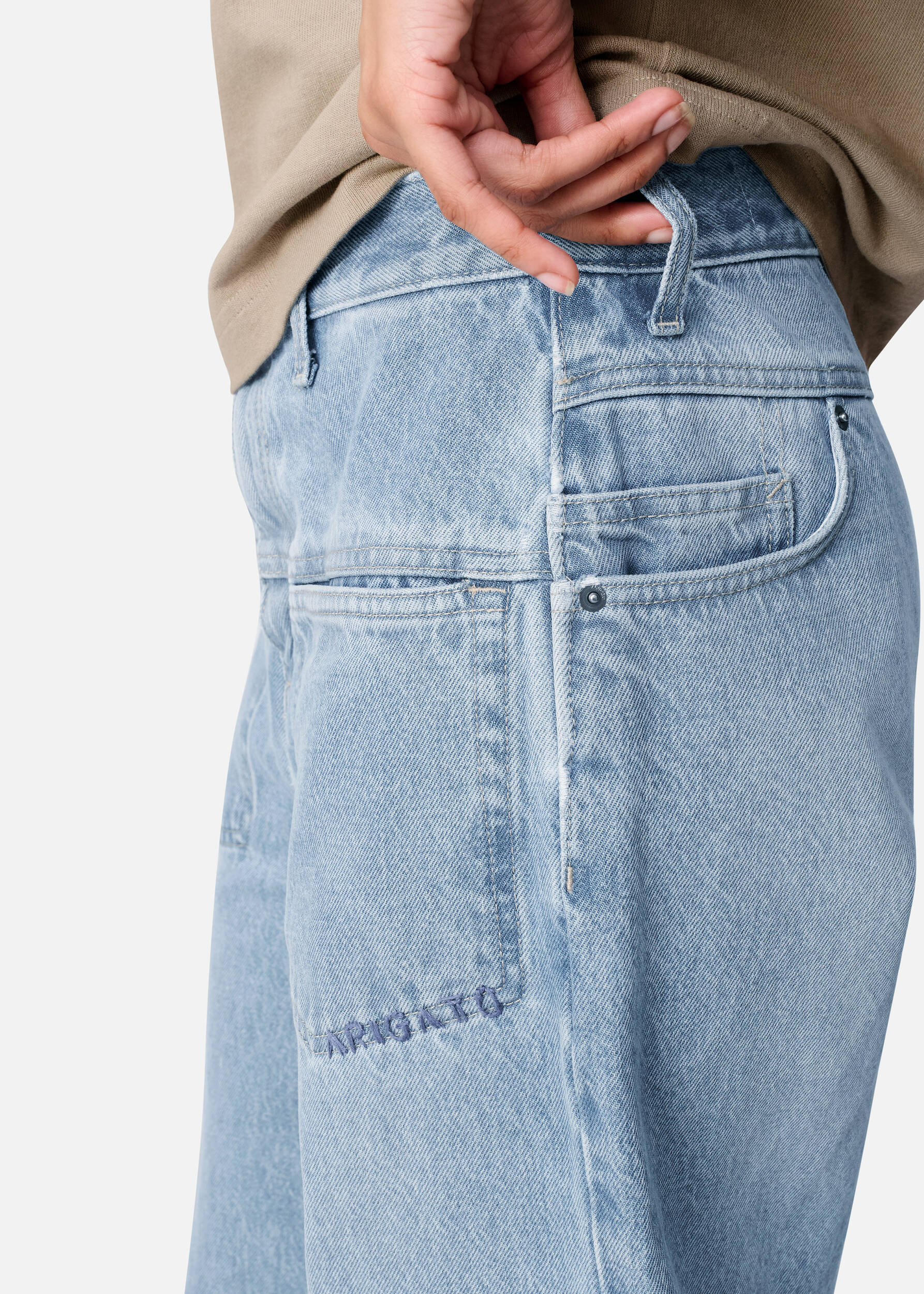 Invert Relaxed Jeans - Light Blue