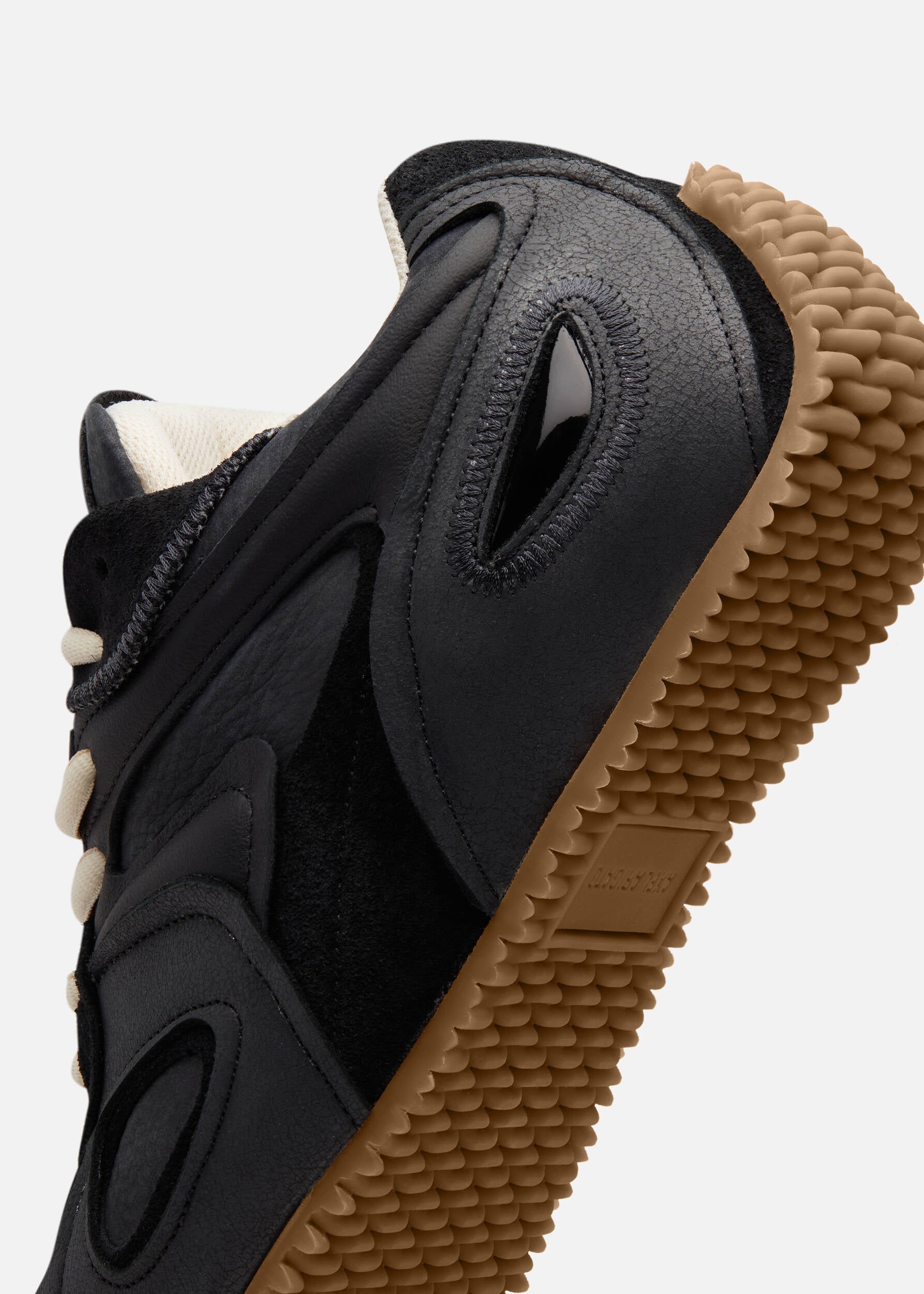 Slow Runner - Black/Gum